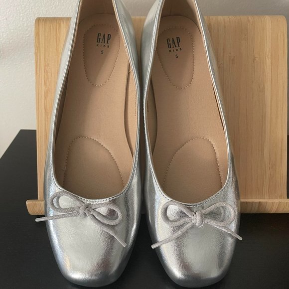 Shimmering Silver Kids' Ballet Flats - GAP Size 5 - Perfect for Any Occasion - Picture 1 of 5